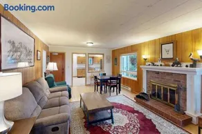 Comfy duplex with peekaboo ocean views private hot tub & easy beach access - Image 5