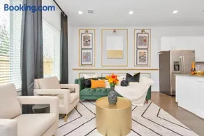 Emerald Palace - New, Modern 3BR Townhome close to downtown, NRG, Med Ctr - Image 1