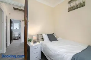 Spacious 4-Bedroom Family Home near Wembley - Image 5