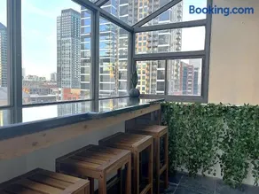 Stylish DT Views at Stampede w Free Parking and AC - Image 3