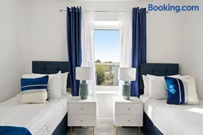 OFFERS 3 Bed House with Free Parking Ideal for Contractors or Relocation Stays Sittingbourne - Image 3