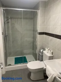 4 Bed Station Garden House - Image 3