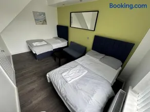 Luxury 3-Bed House-Jaquzzi Bath-Private Parking- suitable for contractors - Image 5
