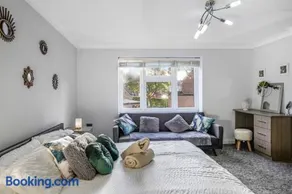 4 BR 6 Beds 3 Bath PS4, Pool Table Parking x4 Close to Legoland & Windsor - Image 5