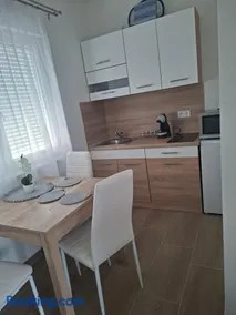 Gyöngyvirág Apartmanház - Image 4
