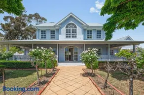 Chateau On Vines - Aldinga - C21 SouthCoast Holidays - Image 1