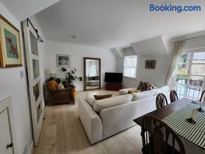 Bright and spacious Dunkeld retreat with balcony and private parking - Image 1