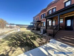 Brick Beauty Downtown, 3BR, Fenced Yard, Garage! - Image 4