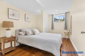 Elegant & Private Apartment - Short Walk From Downtown - Image 1