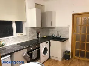Modern Apartment in Twickenham Highstreet - Image 4