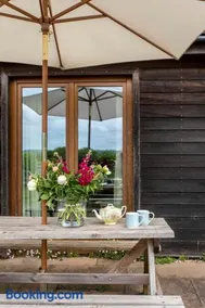 Beautiful Box Hill Lodge - Image 2