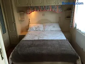 Caravan in Moelfre village - Image 3