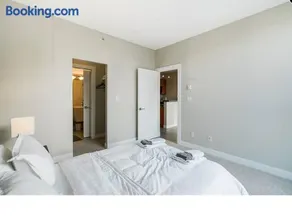 Stylish Yaletown Condo - Walk to BC Place, Canada Place & Skytrain - Free Parking - Image 4