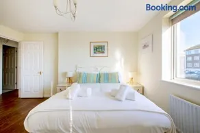 2BR Apartment with Balcony on Brighton Marina - Image 3