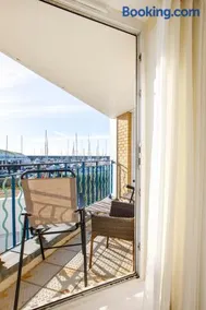 2BR Apartment with Balcony on Brighton Marina - Image 5
