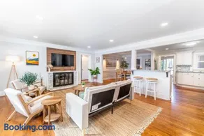 Ardmore Neighborhood Gem - pet and kid friendly - Image 3