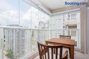 BHaus Morumbi IN Jardim Sul - Apartamento 50m2 com Varanda e Linda Vista 19o andar - Cama Queen - Academia - Piscina - Lavanderia - Próximo ao Shopping Jardim Sul - Vaga de Garagem - Acomoda 2 adultos e 1 criança - in4 - Image 1