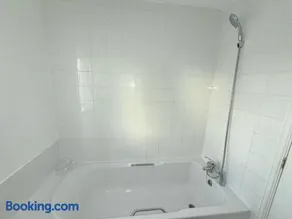 Luxury One-Bedroom House with Free Parking - Image 4