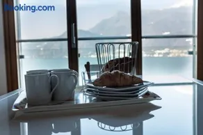 beautiful poolside and stunning lake view Gardenia - Image 2