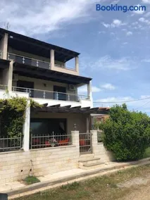 Tristan Beachfront House - Image 1