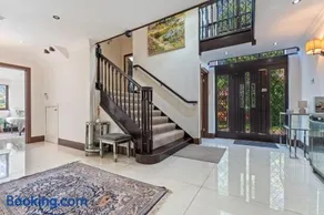 Bray - 6 Bedroom Detached Family House - Gated Parking for 6 cars, Sleeps 11, Bray, Maidenhead - Image 2