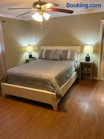 3 bedroom Cozy vacation rental near airport - Image 3