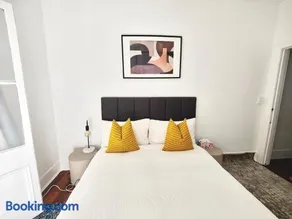 2Min Walk to Newtown Station Big Homestay Room with Private Balcony - Image 1