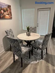 Quiet 3BR Home in a gated community, Near NRG Stadium, Medical Center, Downtown - Image 3