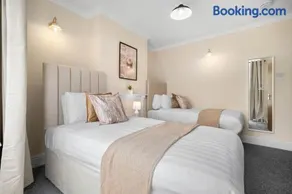 Stylish Four Bedroom House - Garden - Parking - Great Barr 110F - Image 4
