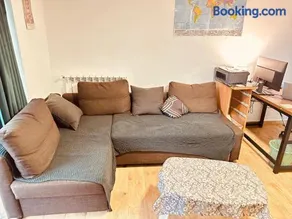 Luxury 1BR Holiday Haven 10-Min Train to Center & Airport Access - Image 3