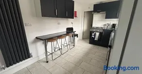 Contractor Workforce Accommodation - 5 Bedrooms Perfect For Work Crews & Groups, WiFi Smart TV's In All Rooms - Parking Sleeps 5-8 Guests - Image 5