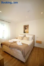 Großes Apartment mit Küche, Dusche, Badewanne, Balkon, Parkplatz vor dem Haus, ruhig gelegen, ADA4 - Image 3