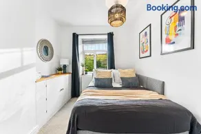 The Bakewell Haven Hot tub Pets Sleeps 9 - Image 4