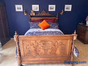 Williams Cottage A High end little home with antique style - Image 2