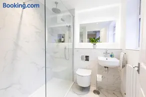 Stunning City Centre House With Hot Tub & Cinema Room - Image 2
