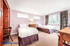 2-Bed Home with Free Parking - 2 min Walk to Bus - Image 2