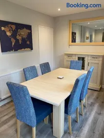 Spacious & modern 3 bed house - Image 2