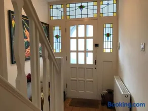 Chesterfield - Friendly Two-Bedroom Home with Leafy Garden & Parking - Image 2