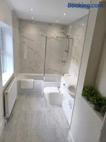 Redhill house, Sleeps6, 2 Parking - Image 5