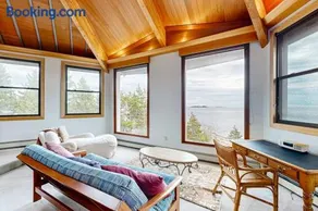Private Oceanfront Home -- 2 Fireplaces, 4 Decks & Grill, Dog-friendly - Image 5