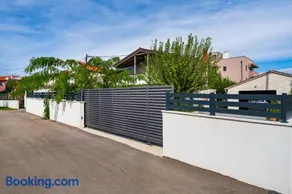 Apartment with Pool & Terrace - Walk to Beach - Free Parking A2 - Image 4