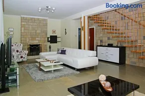 Waterfront villa with pool - Image 3