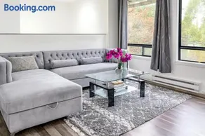 Remodeled, Spacious, Modern Retreat 5 BR, 3BA, 2KIT - Image 3