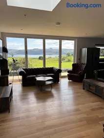 Elegant & Luxurious 4 Bedroom Holiday Home MV - Image 2