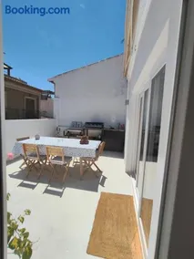 Spacious 4 bedroom townhouse with terraces and garage - Image 2