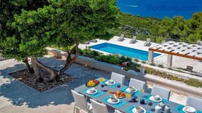 A gorgeous villa on a private property on the island Brač - Image 3
