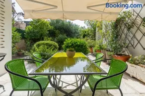 Comfortable garden Apt near Vouliagmeni beach - Image 1