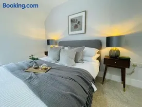Luxury 3 Bedroom Cottage Retreat Near Bridgend Beaches M4 with Garden Workspace Sleeps 6 - Image 3