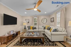 Pet-Friendly 3 BR Home with King Bed and Fenced Yard Near Downtown - Image 1