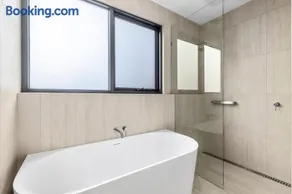 Carr Street Pool House Barwon Heads, Sleeps 10, Elevator, Heated Pool, 5 bedroom, 3 bathroom - Image 2